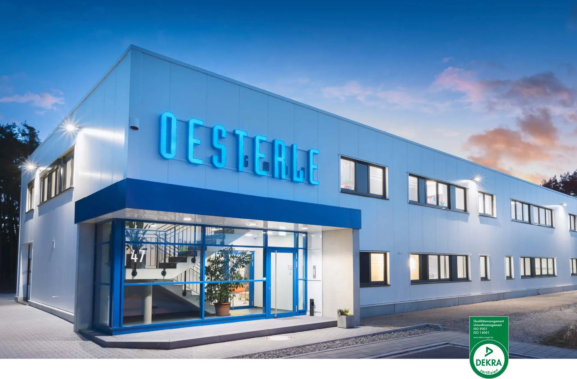 Firmensitz von Oesterle: Frontansicht des Gebäudes mit blauer Oesterle-Leuchtschrift